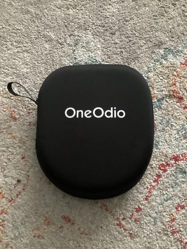 Beschermende draagtas van Oneodio op een tapijt